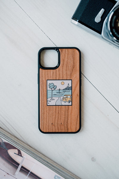 【iPhone 14, iPhone 14 Plus, iPhone 14 Pro, iPhone 14 Pro Max対応】Island Surf Logo Wood iPhone Cover プリントタイプ