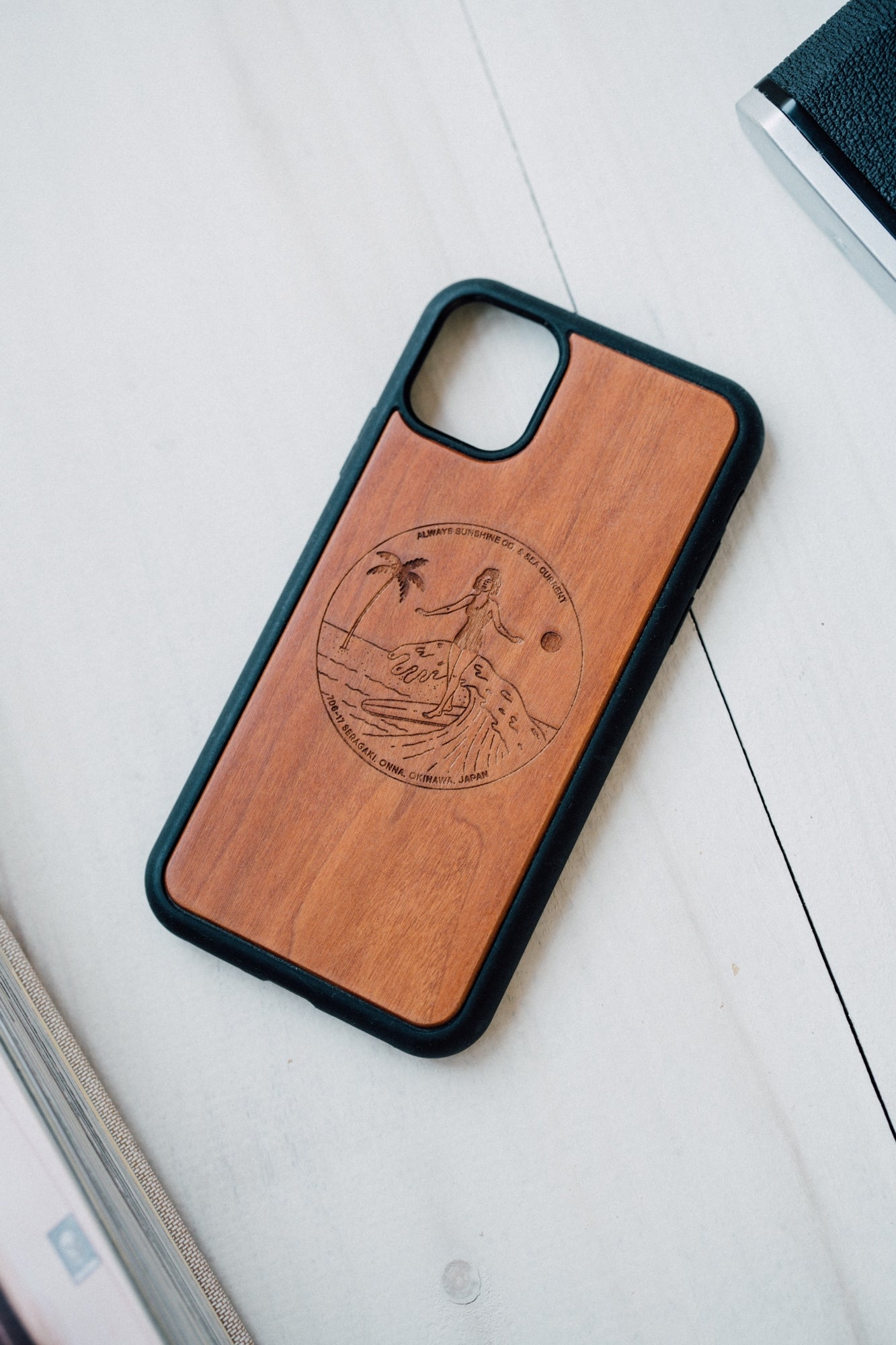 【iPhone 14, iPhone 14 Plus, iPhone 14 Pro, iPhone 14 Pro Max対応】Classic Surf Girl Logo Wood iPhone Cover