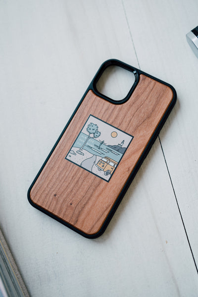 【iPhone 14, iPhone 14 Plus, iPhone 14 Pro, iPhone 14 Pro Max対応】Island Surf Logo Wood iPhone Cover プリントタイプ